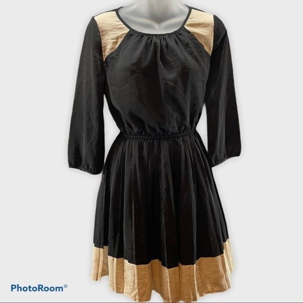 Forever 21 Black & Tan Accordion Style Dress Size Small